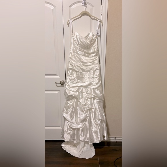 Wedding Dress never worn (runs small) - Picture 3 of 6